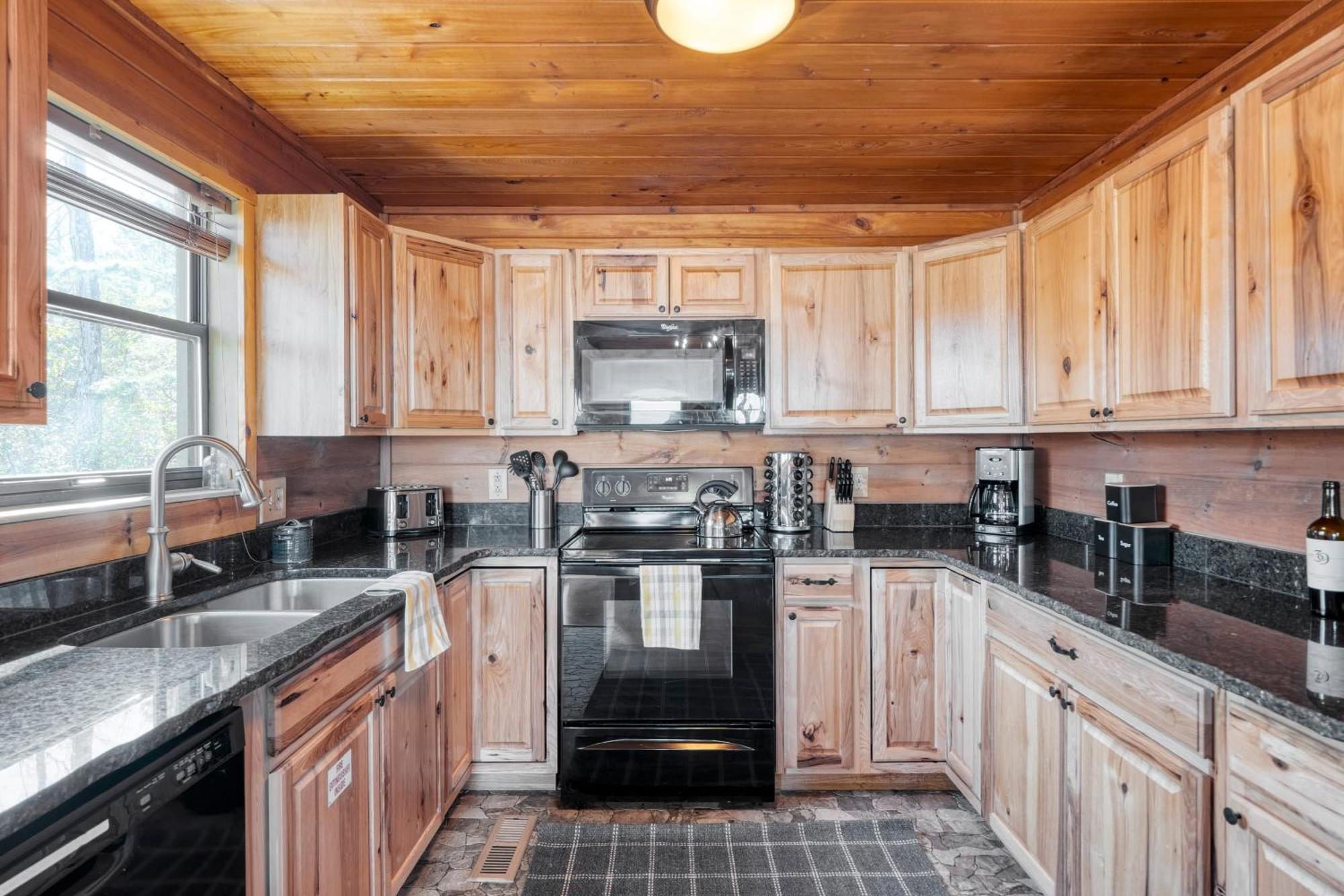 Fontana By Avantstay Gorgeous Mountain Cabin W Views Hot Tub Game Room แกตลิงเบิร์ก ภายนอก รูปภาพ