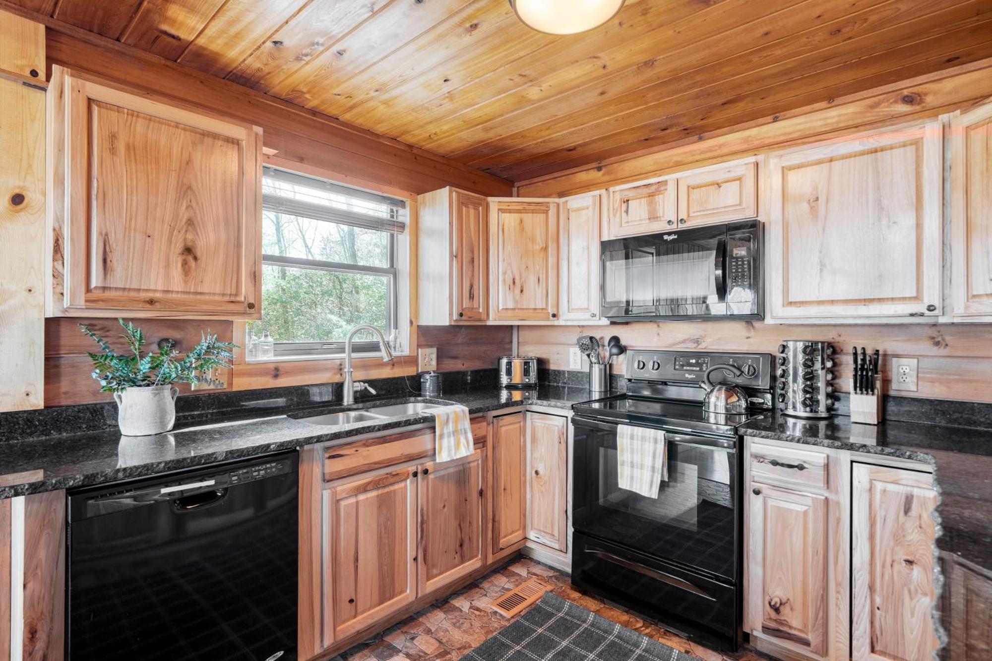 Fontana By Avantstay Gorgeous Mountain Cabin W Views Hot Tub Game Room แกตลิงเบิร์ก ภายนอก รูปภาพ