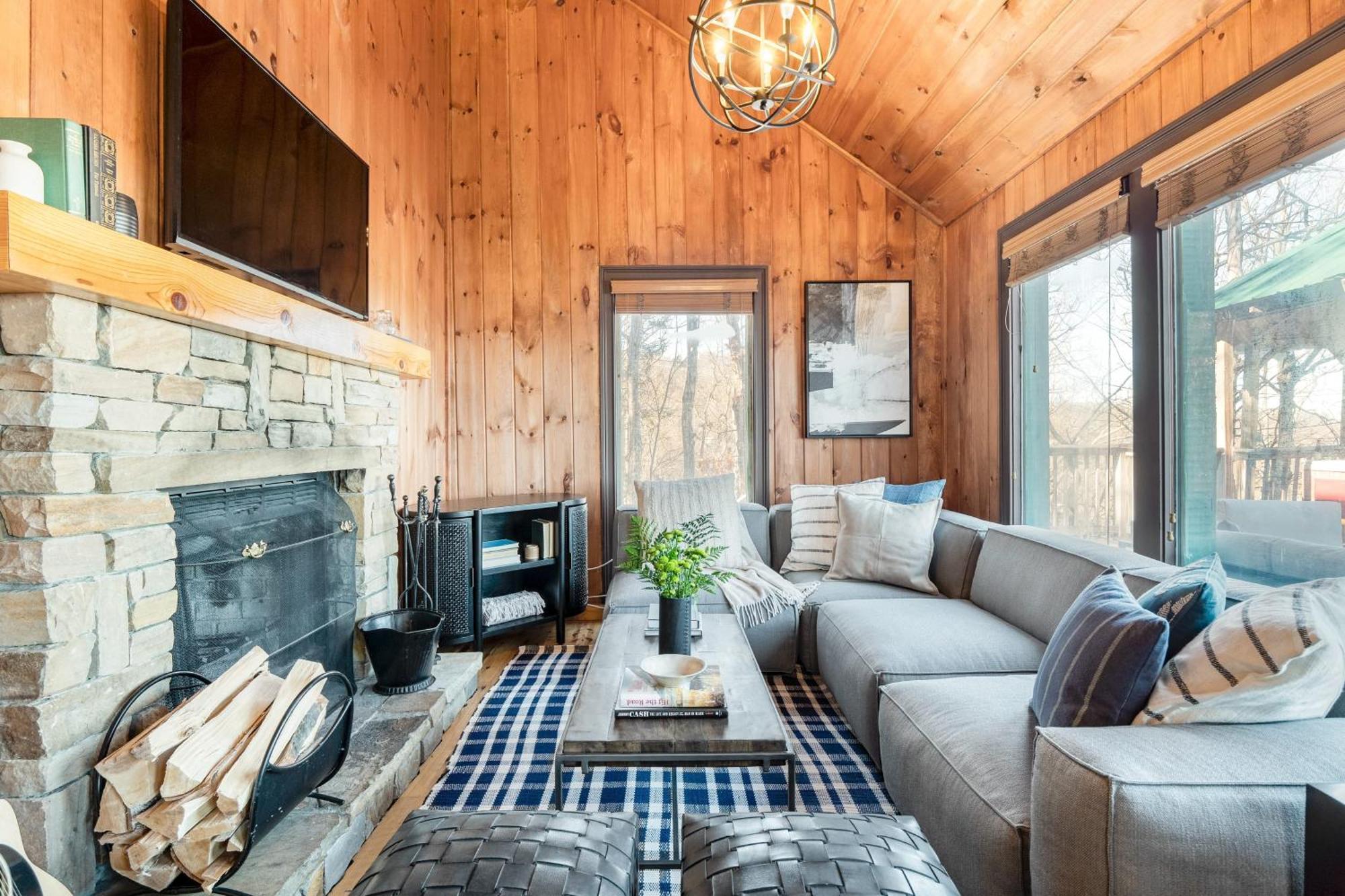 Fontana By Avantstay Gorgeous Mountain Cabin W Views Hot Tub Game Room แกตลิงเบิร์ก ภายนอก รูปภาพ